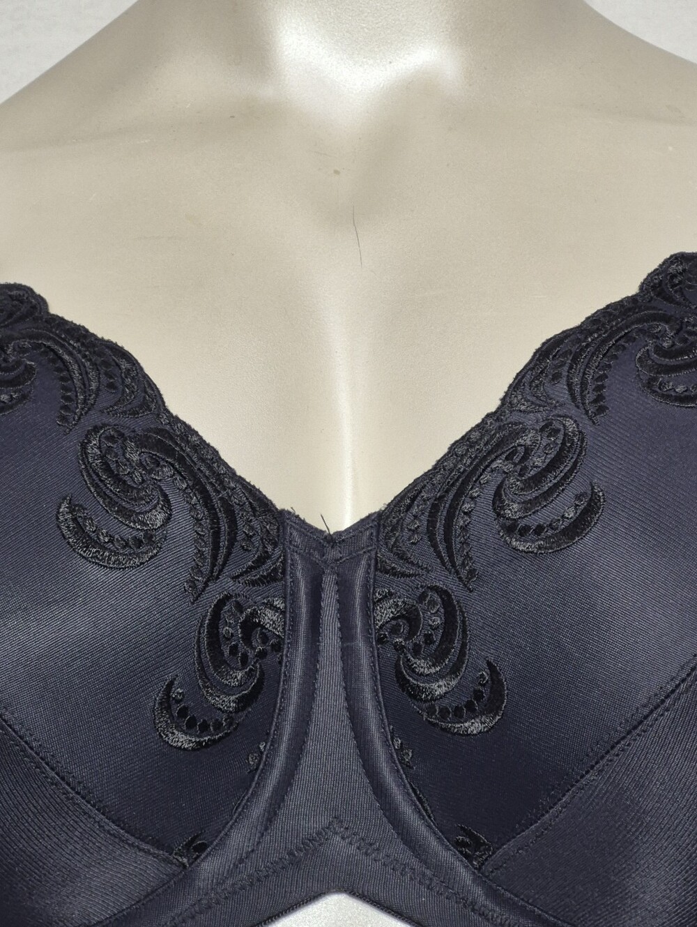 36DD Lilyette 417 Embroidered Minimizer Underwire Bra Black - Picture 2 of 7
